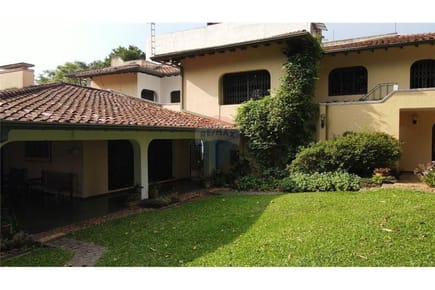 Vendo Hermosa residencia en barrio Jara ubicada en terreno de 2.100m2 con 600 m2 de construcción.