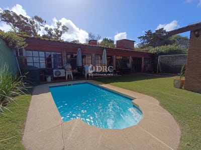 Estupendo chalet en excelente ubicación, 5 dormitorios, 3 baños, piscina y barbacoa.