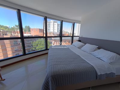 Estupendo apartamento sobre Av. Roosevelt, cerca de la playa, muy amplio y luminoso.