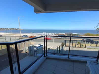 Hermoso apartamento sobre Rambla de Malvín, con vista al mar.
