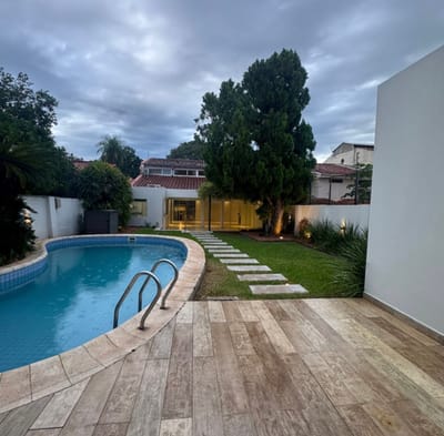 Alquilo Hermosa Residencia  de tres dormitorios patio y piscina en Bo.Mburicao.