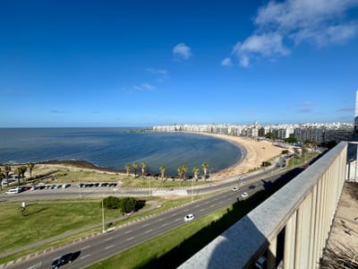 Venta apartamento penthouse de 3 dormitorios sobre Rambla de Pocitos con vista al mar
