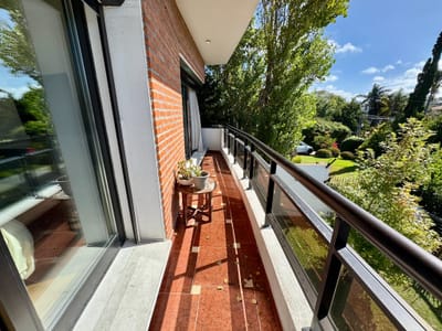 Apartamento en venta de 3 dormitorios con azotea de uso exclusivo y parrillero en Carrasco Sur