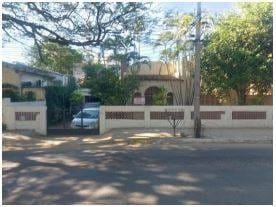 Vendo casa a refaccionar en Asunción Villa Morra sobre Avenida
