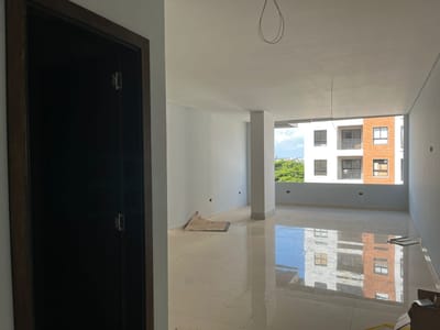 ALQUILO MODERNA OFICINA A ESTRENAR – EDIFICIO DIAGONAL 74, KM 8