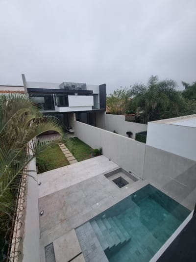 En Venta  Casa minimalista  con 3 suites + area de invitados. 
Barrio Mburucuya