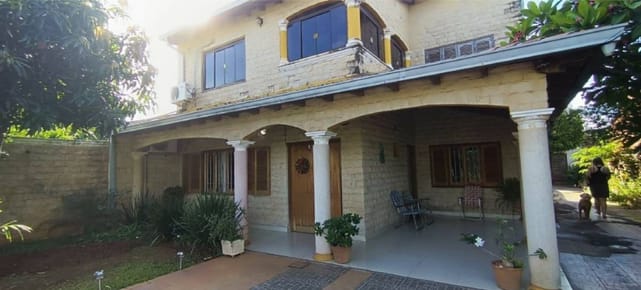 VENDO AMPLIA CASA EN SAN LORENZO
