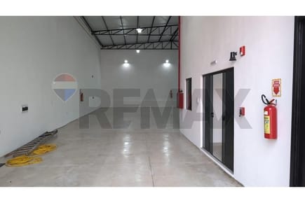 Alquilo Depósito con oficina y amplio Showroom. A estrenar