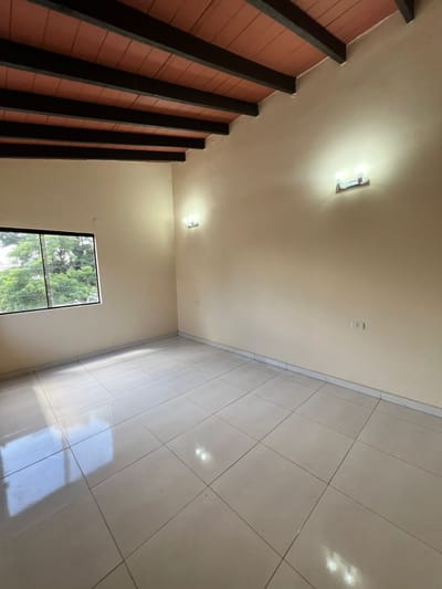 Dúplex funcional y bien distribuido ideal para la vida familiar en Lambare, zona Hiper El Pueblo.