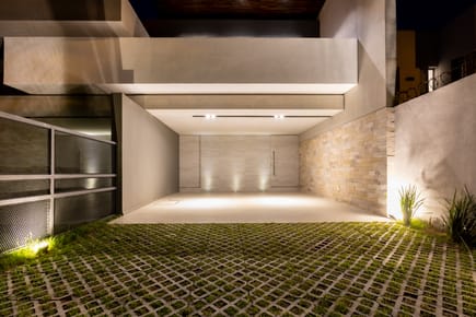 En Venta hermosa casa estilo Minimalista en el Barrio Mburucuya