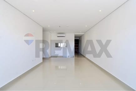 En venta departamento en edificio Emporium, Molas López, Asunción