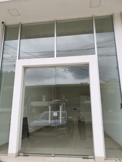 ALQUILO LOCAL COMERCIAL S/ LA AVDA LAGUNA GRANDE ZONA SHOPPING PINEDO