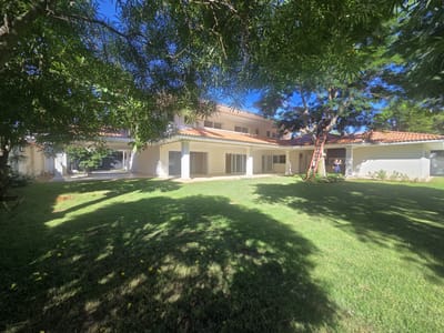 Hermosa residencia a estrenar en Mcal. Estigarribia de 1800 m2 en la z. mas exclusiva  c / 5 dormitorios