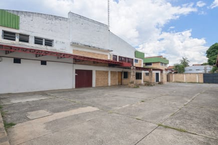 PROPIEDAD INDUSTRIAL / COMERCIAL EN ALQUILER – ALTA CAPACIDAD OPERATIVA*