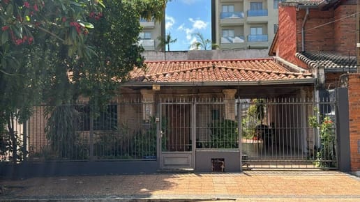 Exclusiva Residencia en Las Lomas, Asunción: Amplia Casa de Planta Baja con 2 Dormitorios, 3 Baños y 4 Estacionamientos. Terreno de 360 m², Construcción de 160 m². Ubicación Privilegiada en Agustín Yegros casi Río Tebicuary 647. Precio: US$ 265.000.