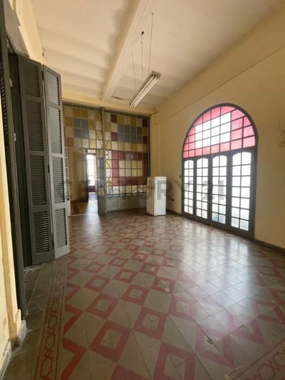 Exclusiva Oportunidad: Casa Histórica en el Corazón de Asunción, San Roque. Amplia propiedad de 613 m² de terreno y 434 m² de construcción, con 7 dormitorios, 5 baños y 1 estacionamiento. Ubicada estratégicamente en Fulgencio R. Moreno 1023, a solo 100 me