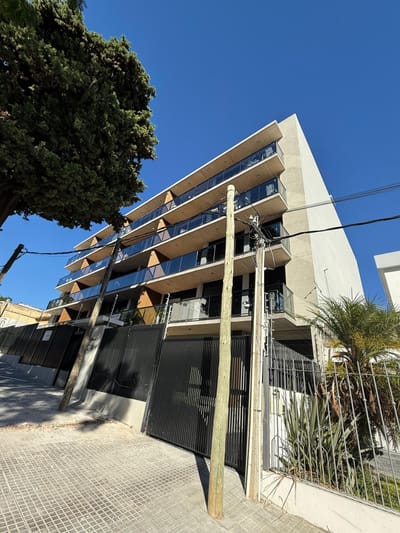 Exclusivo Apartamento de 1 Dormitorio con Amplia Terraza y garage en el Corazón de Pocitos.