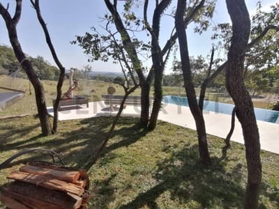 Exclusiva Quinta en Venta en Atyrá, Cordillera: Ubicación Privilegiada, Amplio Terreno de 2.156 m², Construcción de 350 m² con 3 Dormitorios, 2 Baños y 4 Estacionamientos. Precio: US$ 130.000.