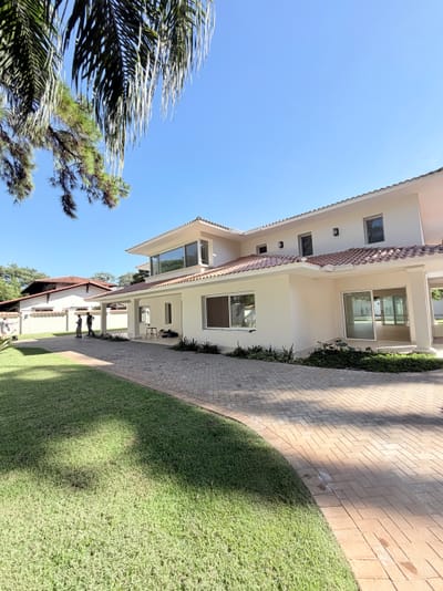 Alquilo Gran Residencia a estrenar com 5 dormitorios + escritorio , Z. Residecnial de  Bo.Mcal Estigarribia.