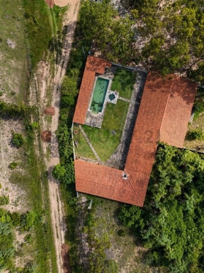 Exclusiva Propiedad de 42.5 Hectáreas en Nueva Colombia, Cordillera - ¡Oportunidad Única a 40 Minutos de Asunción! Vendo impresionante terreno de 42.5 Hectáreas con 8 amplios dormitorios, 6 baños completos y 2 saunas secos. Ubicación privilegiada en Sirat