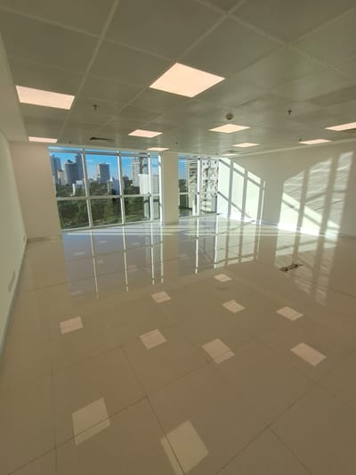 ALQUILER DE OFICINA CORPORATIVA EN EDIFICIO SKYPARK