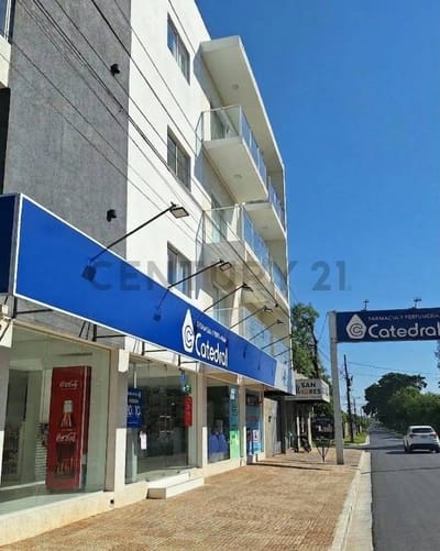 ¡Oportunidad Única! Local Comercial en Venta en Edificio Bahamas, San Lorenzo, Central. Estratégicamente ubicado en Barrio San Miguel, a solo 5 minutos del Shopping Pinedo. Este espacioso salón comercial de 156 m² de terreno y 156 m² de construcción ofrec