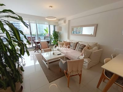 Estupendo apartamento a una cuadra de Playa Brava, totalmente equipado, muy nuevo y con muchos amenities y comodidades.
