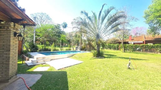 OPORTUNIDAD ÚNICA: Espectacular Casa en Esquina con Piscina y Quincho en Urbanización SADI III, San Bernardino, Cordillera. Amplio Terreno de 1.100 m² con 490 m² de Construcción, 6 Dormitorios, 4 Baños y 4 Estacionamientos. Incluye Casa de Huéspedes y Jar