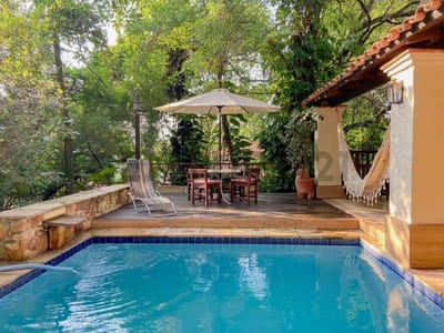 Exclusiva Casa Campestre en San Bernardino, Cordillera - US$ 230.000. Amplia propiedad de 831,4 m² de terreno y 300,0 m² de construcción, con 7 dormitorios, 4 baños y 3 estacionamientos. Ubicada estratégicamente a pasos del centro y del lago, en una zona 