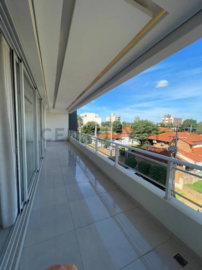 Venta de Lujoso Departamento Elite One en Mburucuyá, Asunción US$ 232.000. Exclusivo departamento de 134 m² con 2 habitaciones en suite más auxiliar, 3 baños, parrilla y cocina amoblada. Ubicación privilegiada a una cuadra de Julio Correa y Molas López. I
