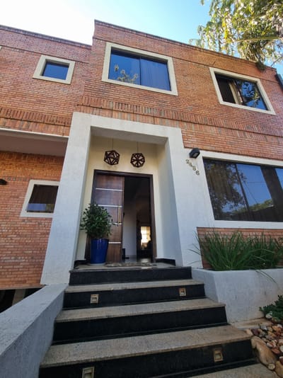 EN VENTA HERMOSA CASA DE 4 DORMITORIOS+ ESCRITORIO . BO. MBURUCUYA