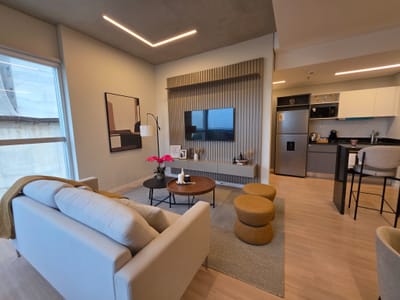 Alquiler de Departamento Amoblado en Petra Tower, Las Lomas (Carmelitas), Asunción, Paraguay. Exclusivo departamento de 2 dormitorios (uno en suite) con placard y 1 cochera. 1,500 $ Mensual.