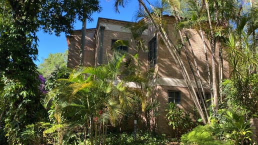 ¡Oportunidad Única! Casa de Lujo en Condominio "Casas del Cerro", San Bernardino, Cordillera. Impresionante propiedad de 195 m² construidos sobre un terreno de 304,2 m², con 4 dormitorios, 4 baños y 6 estacionamientos. Ubicación privilegiada a solo 250 me