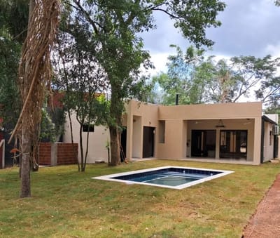 Exclusiva Propiedad en Samber, Barrio Cristóbal Colón: Casa con 116 m² construidos, 3 dormitorios y 3 baños, emplazada en un vasto terreno de 1.260 m² compuesto por dos parcelas lindantes de 14 x 45 m cada una. Disfrute de una casa rodeada de césped en un