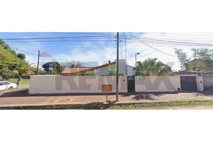 Casa Tradicional con Amplio Jardín, 5 Baños y 3 Garajes