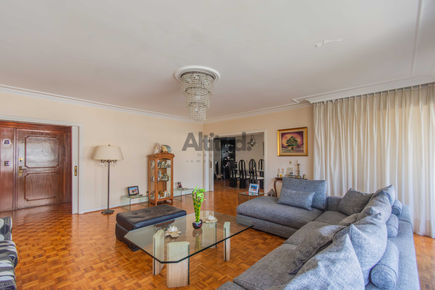Apartamento en venta Punta carretas 4 dorm + servicio 2 garajes, planta exclusiva