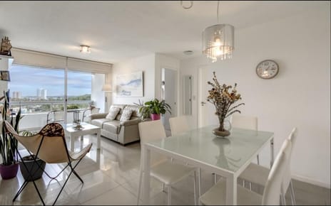 Hermoso apartamento al frente, en piso alto, con vistas panorámicas.