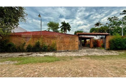Residencia Exclusiva en Puerta del Lago, San Bernardino: Casa Amoblada con Piscina, Lista para Disfrutar este Verano. Ubicación Privilegiada y Estilo Inigualable. 260,000 $.