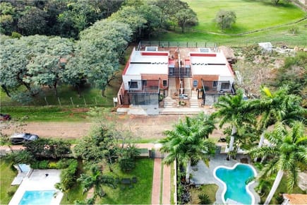 VENDO ESPECTACULAR CASA EN EL EXCLUSIVO BARRIO VILLA DELFINA DE SAN BERNARDINO. Ubicada en una de las zonas más privilegiadas, a minutos del centro urbano, del Lago Ypacaraí y a menos de 400m de la Avda. Guillermo Naumann, esta propiedad ofrece tranquilid