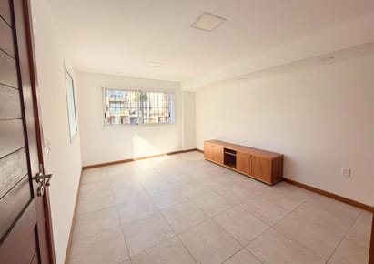 Apartamento en alquiler en Malvín, 2 dormitorios, terraza y cochera.  SIN GASTOS COMUNES