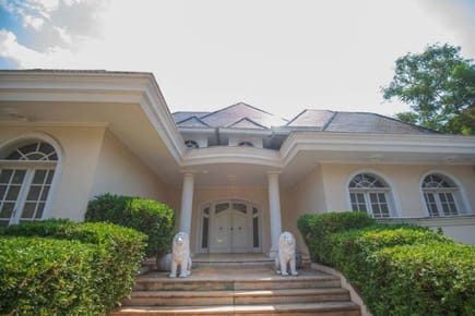 VENDO GRAN RESIDENCIA IDEAL PARA EMPRESAS DE 2.083 m2 amplio patio
