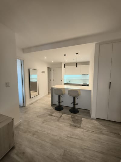 Exclusivo Departamento de Lujo a Estrenar: 1 Dormitorio Amoblado con Diseño, Ubicación Premium Frente al Shopping del Sol.