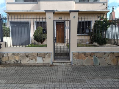 Oportunidad a pasos de Av. Italia: Casa con Amplio Jardín y Barbacoa Cerrada.