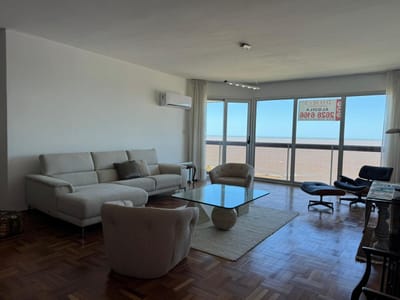 Apto en venta con vista a la bahía de Pocitos
