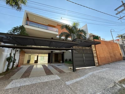 En Venta  amplia y moderna Residencia de 750 m2, con 4 suites