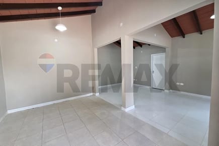 D.G. Alquilo salón comercial sobre calle asfaltada en Luque Maka'i