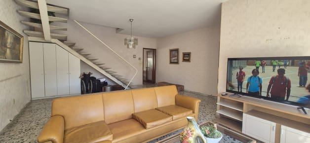 Excelente propiedad de sólida construcción y gran potencial próxima al mar y servicios.