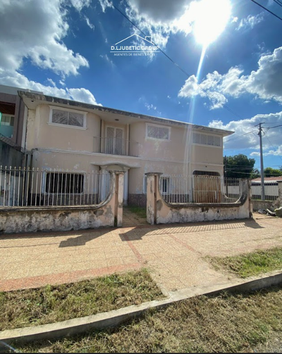 Vendo casa a remodelar en esquina en el barrio San Jorge.