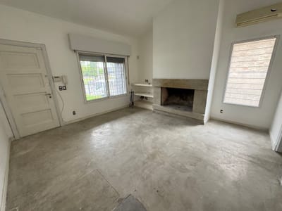 Alquiler - Casa de 2 dormitorios con Amplio Fondo Para Estacionamiento sobre Av. Italia