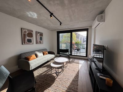 Apartamento con renta | Semipiso de 2 dormitorios amueblado en Pocitos